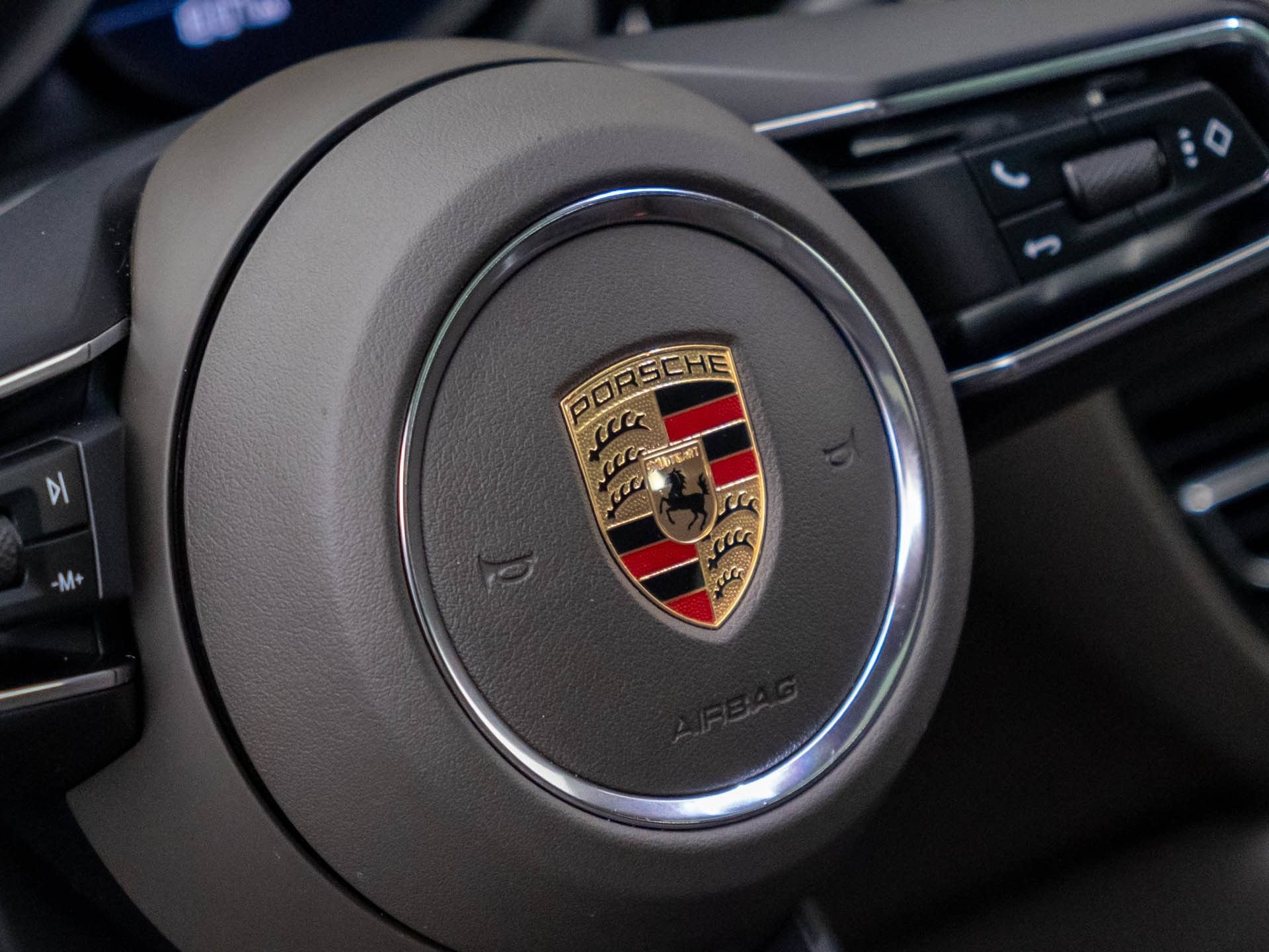Certified 2023 Porsche Macan AWD/4WD image 36