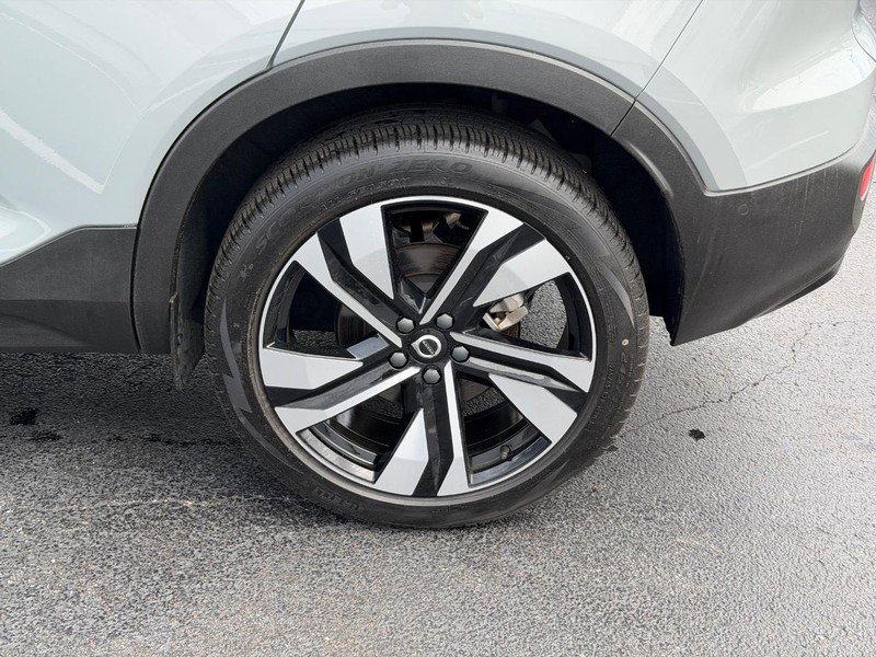 Certified 2025 Volvo XC40 B5 Plus AWD/4WD image 8