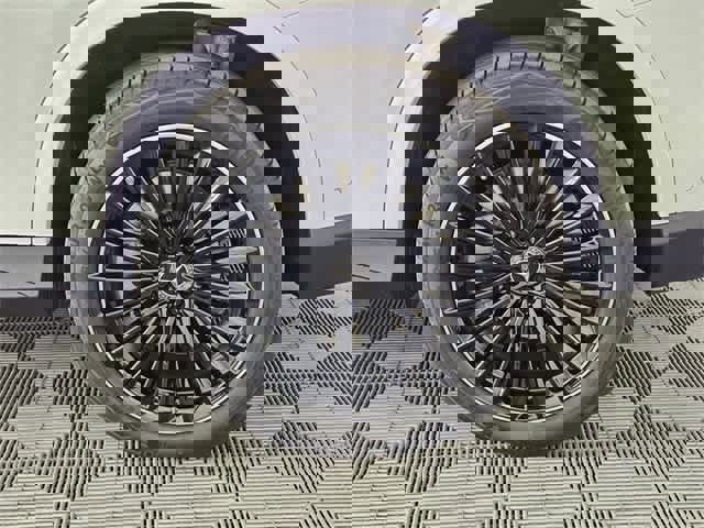 Used 2025 Mercedes-Benz GLC 350e 4MATIC image 13