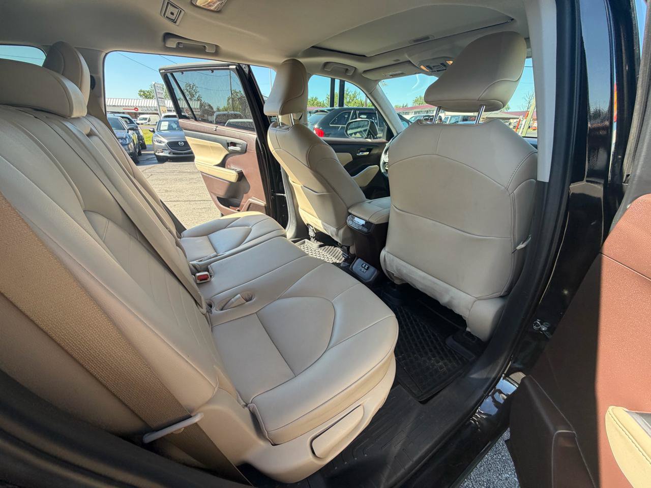 Used 2021 Toyota Highlander XLE AWD/4WD image 13