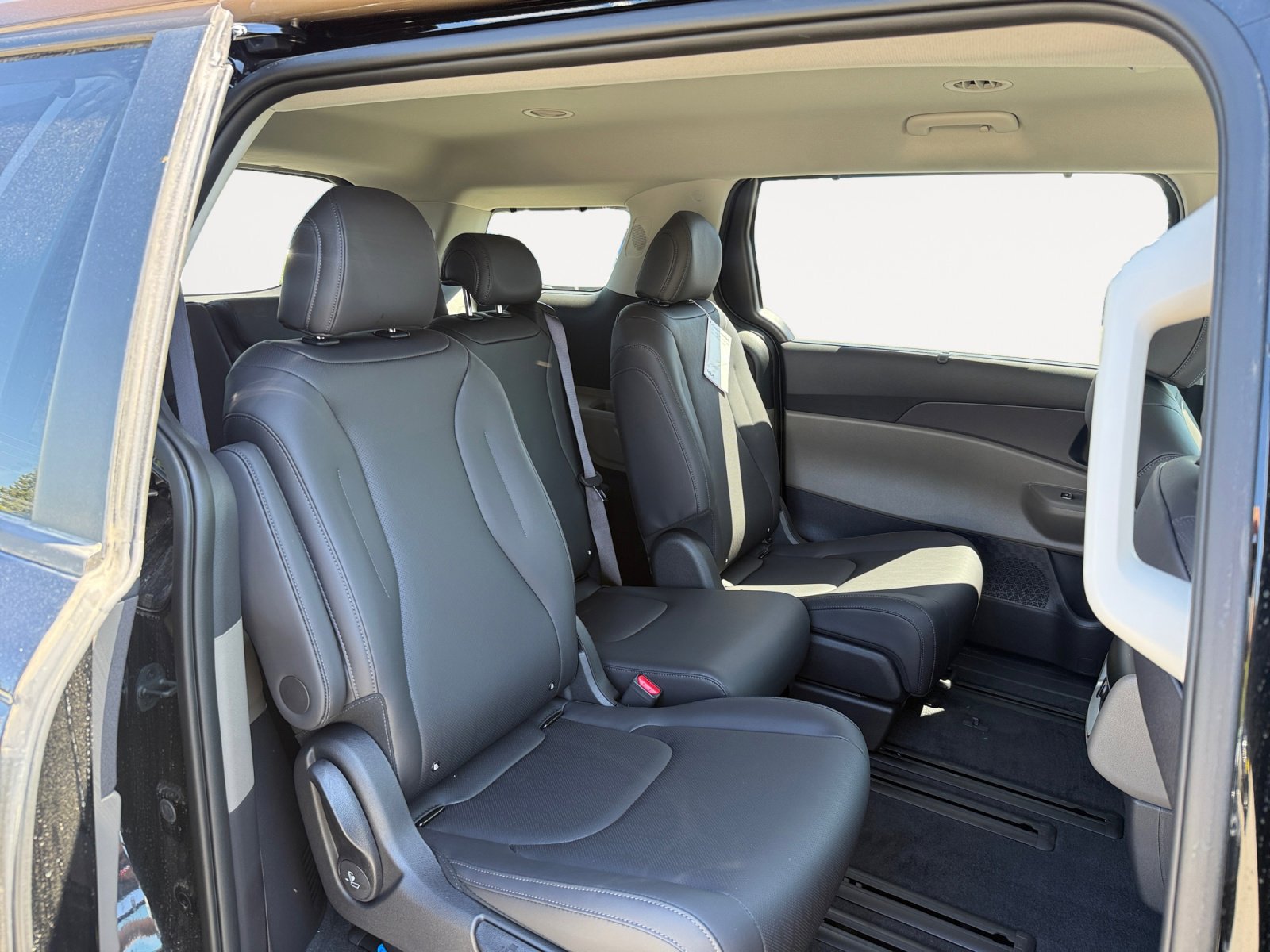 New 2026 Kia Carnival EX FWD image 18