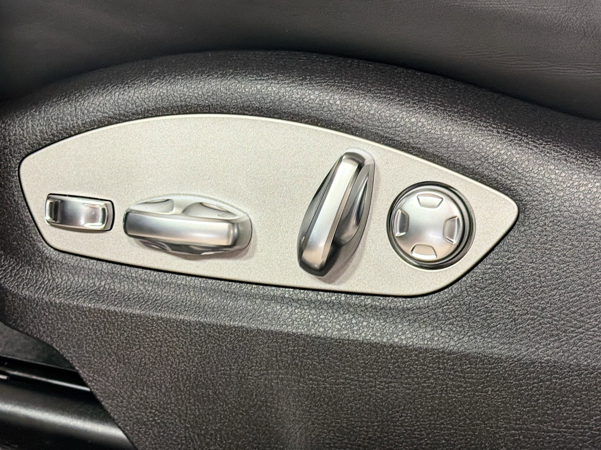 Certified 2026 Porsche Macan AWD/4WD image 25