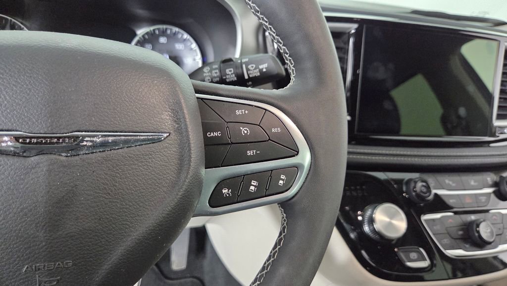 Used 2024 Chrysler Pacifica Touring-L FWD image 19
