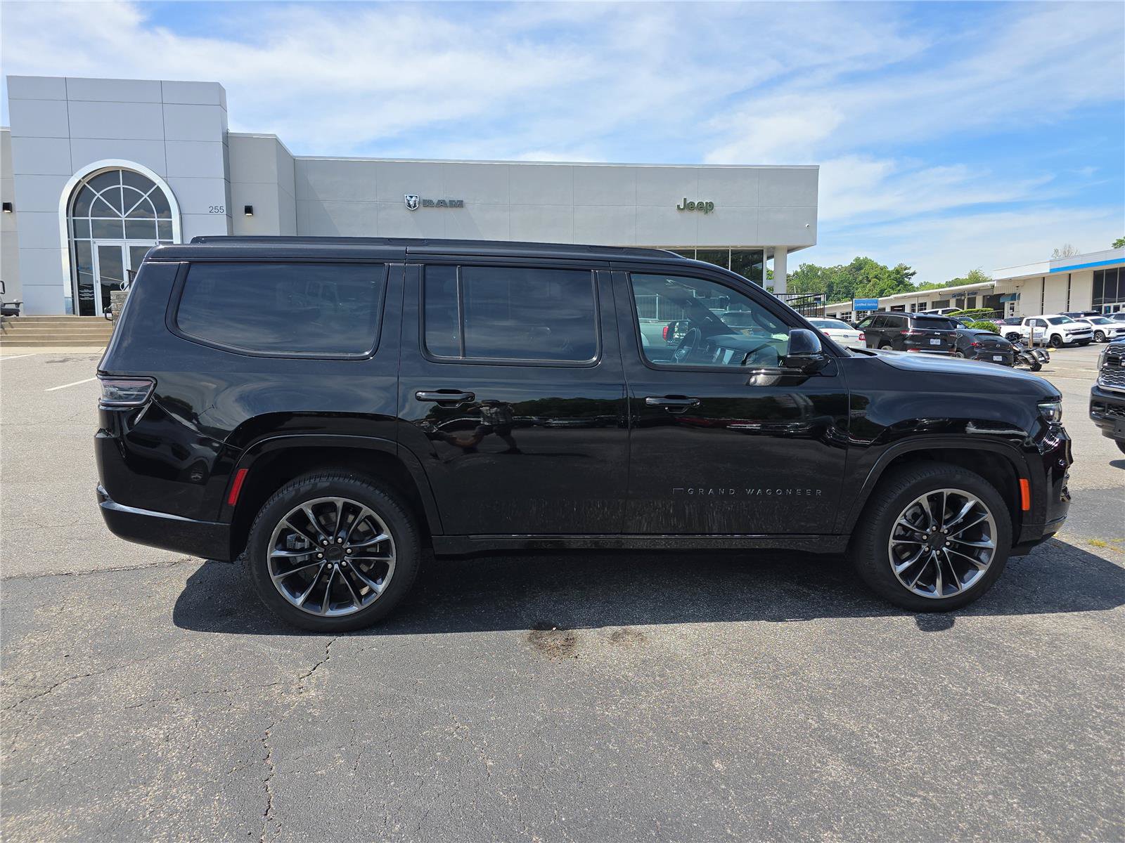 Used 2024 Jeep Wagoneer Series III w/ Premium Group I AWD/4WD image 2