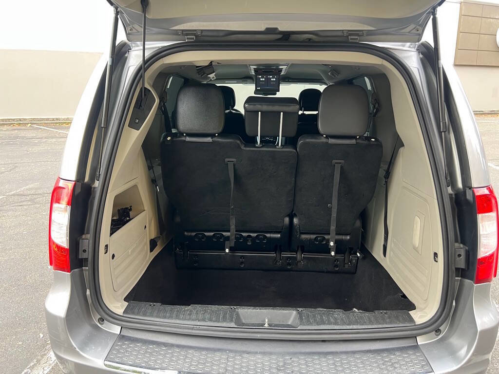 Used 2013 Chrysler Town & Country Touring image 18
