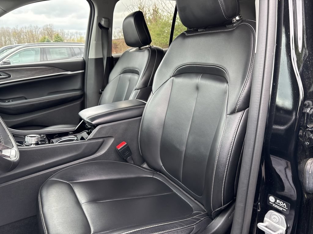 Used 2023 Jeep Grand Cherokee Limited AWD/4WD image 9