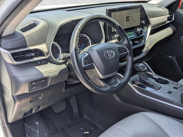 Used 2023 Toyota Highlander Bronze Edition FWD image 10