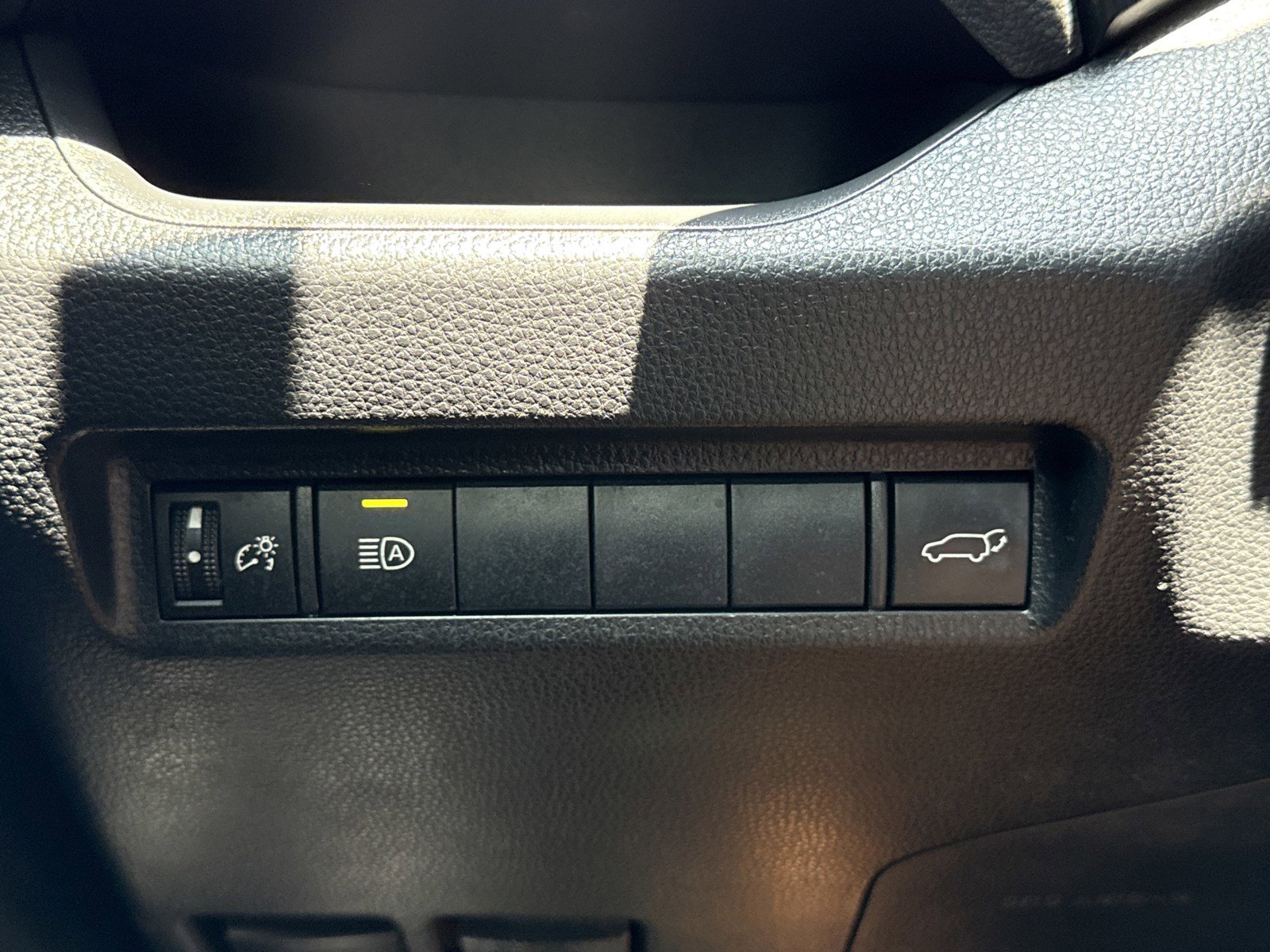 Used 2021 Toyota RAV4 XLE w/ Convenience Package FWD image 19