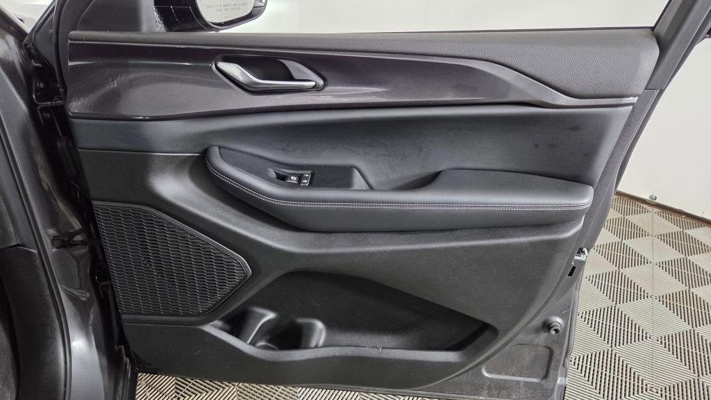 Used 2023 Jeep Grand Cherokee Altitude image 34