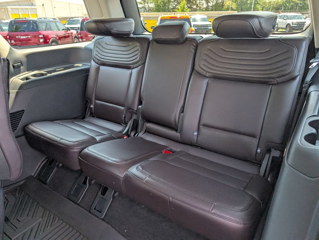 Used 2025 Ford Expedition Platinum w/ Platinum Ultimate Package AWD/4WD image 11