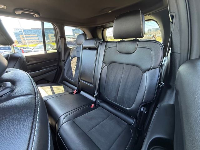 Used 2025 Jeep Grand Cherokee Altitude AWD/4WD image 26