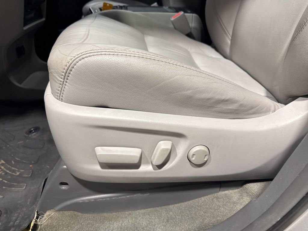 Used 2018 Toyota Sienna XLE Premium w/ Carpet Mat Package image 27