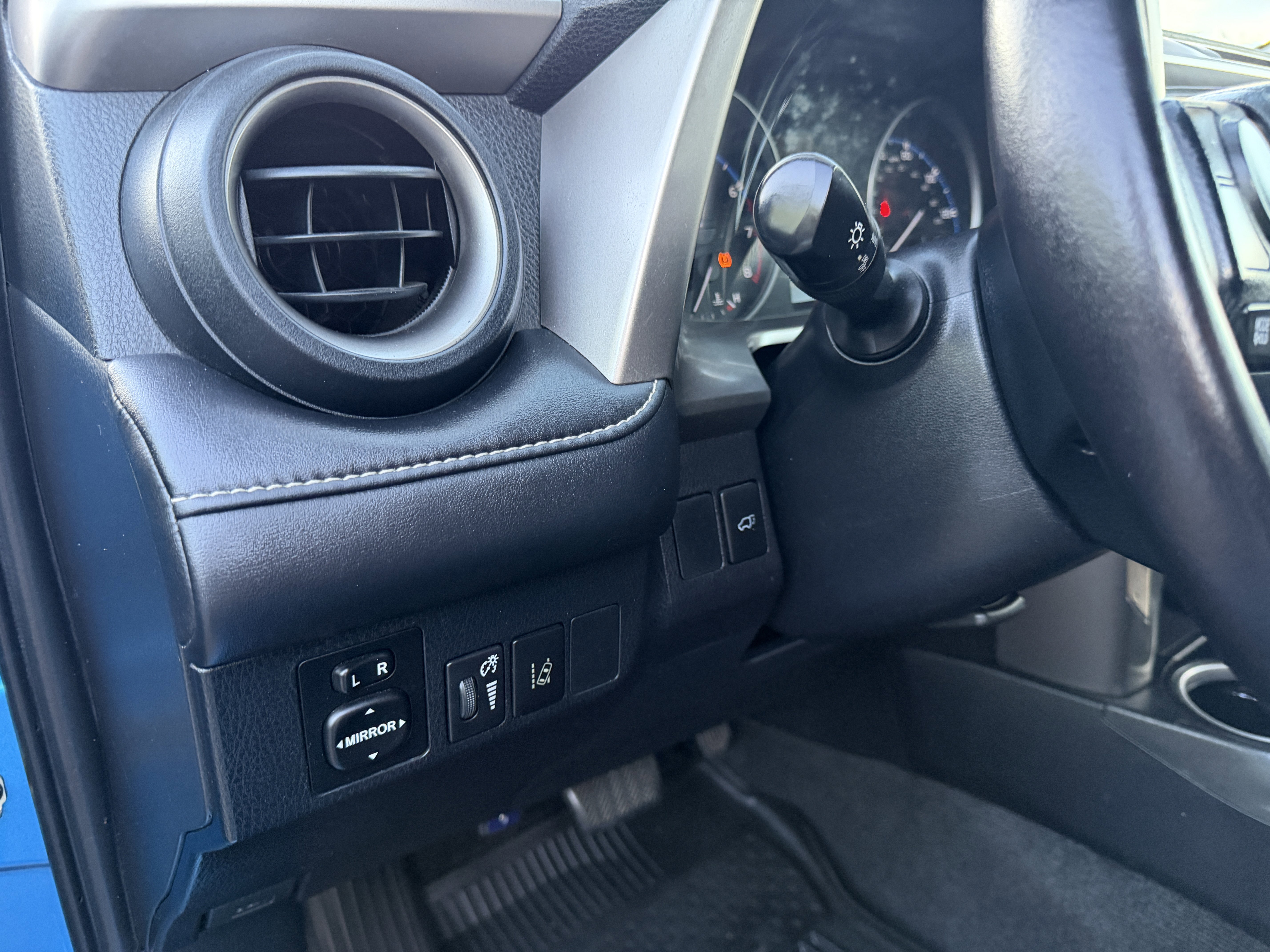 Used 2017 Toyota RAV4 XLE FWD image 17