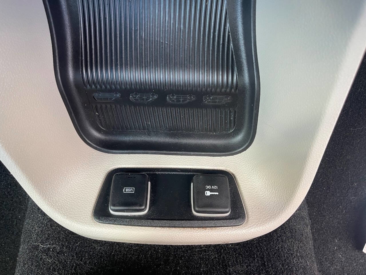 Used 2018 Chrysler Pacifica Touring-L image 14