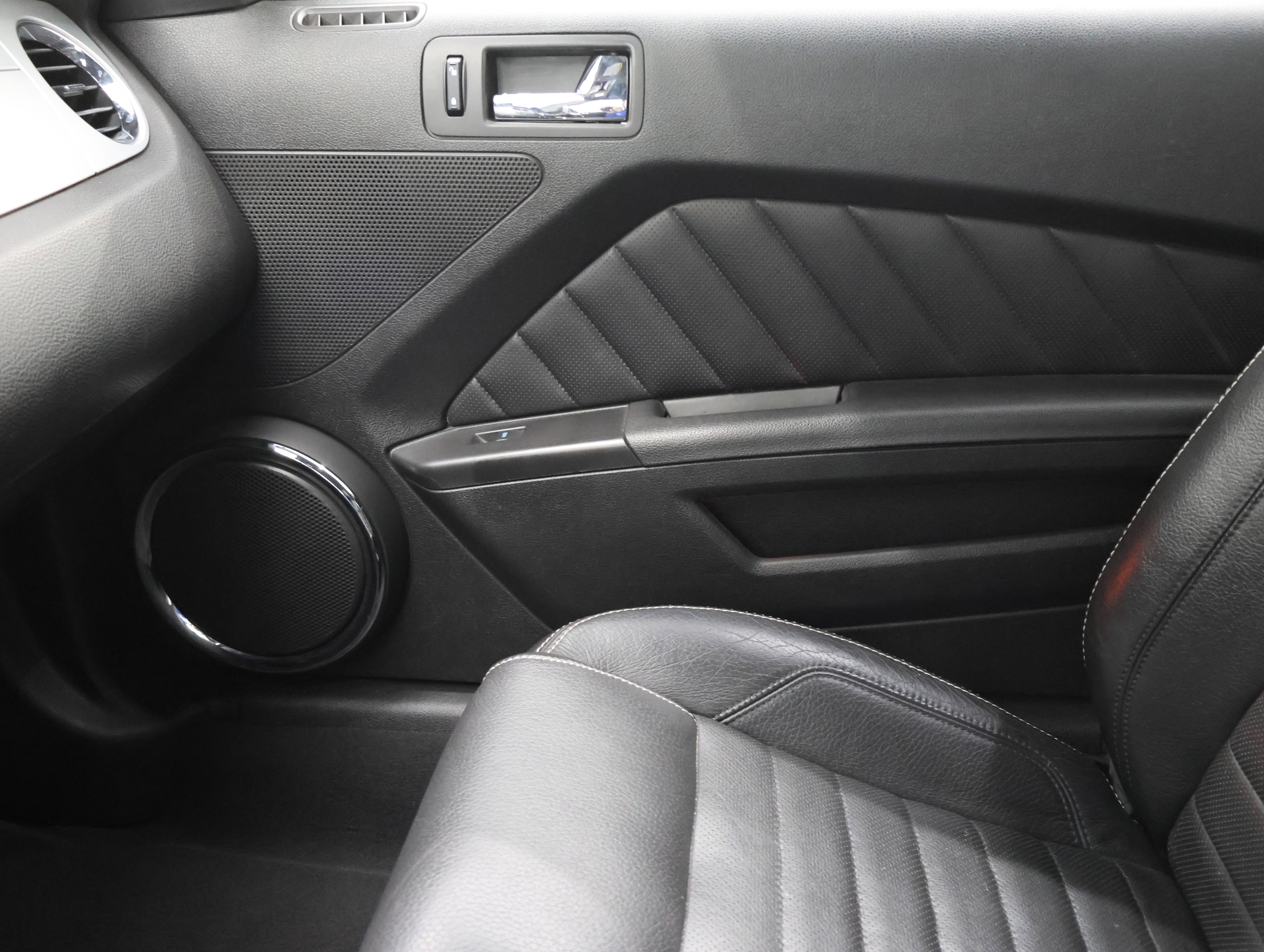 Used 2010 Ford Mustang GT Premium RWD image 13
