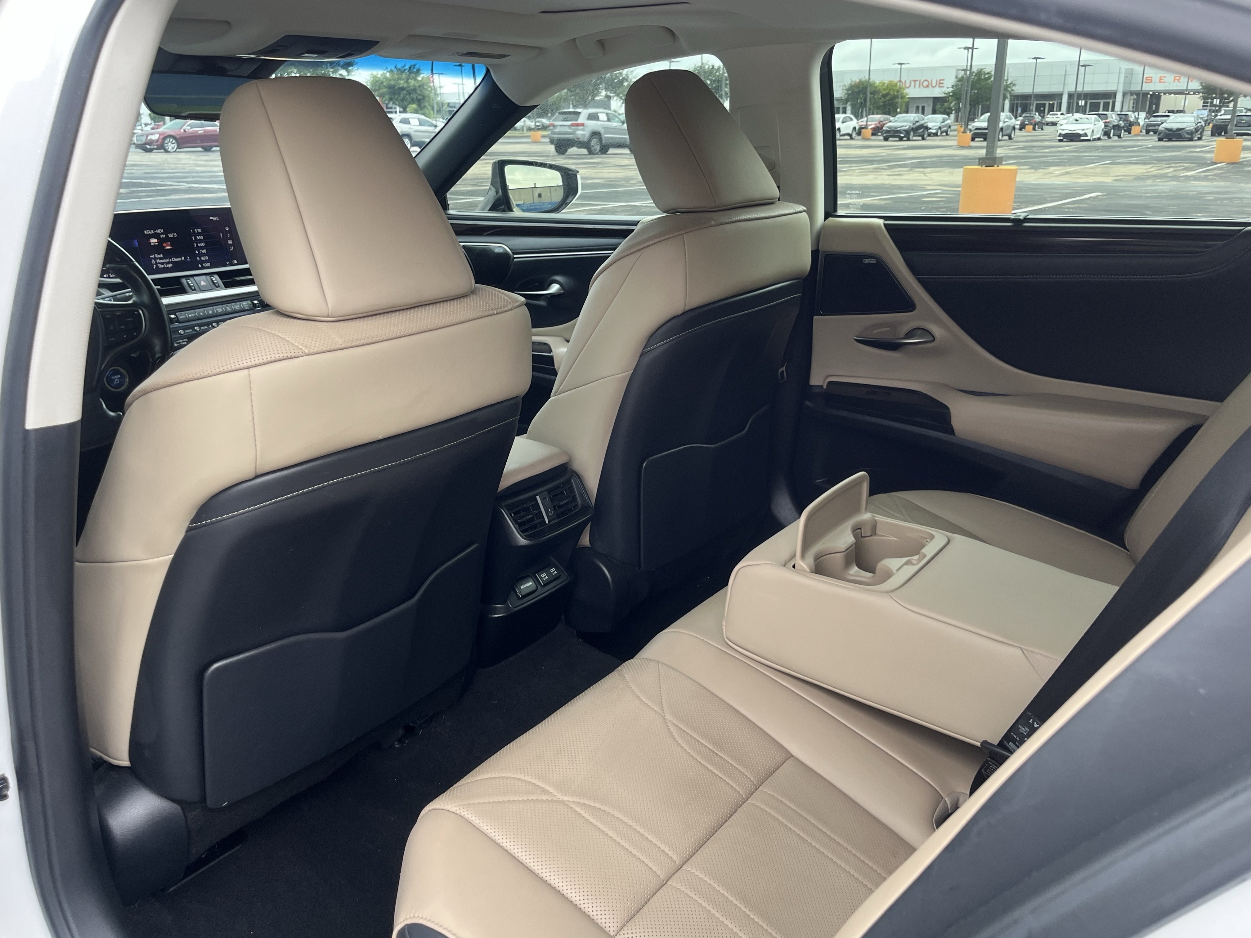 Used 2019 Lexus ES 300h Ultra Luxury w/ Accessory Package 2 FWD image 31