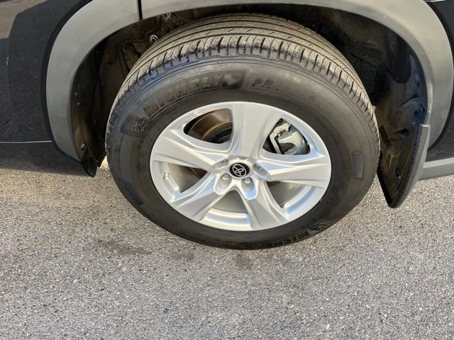 Used 2024 Toyota Highlander LE AWD/4WD image 17