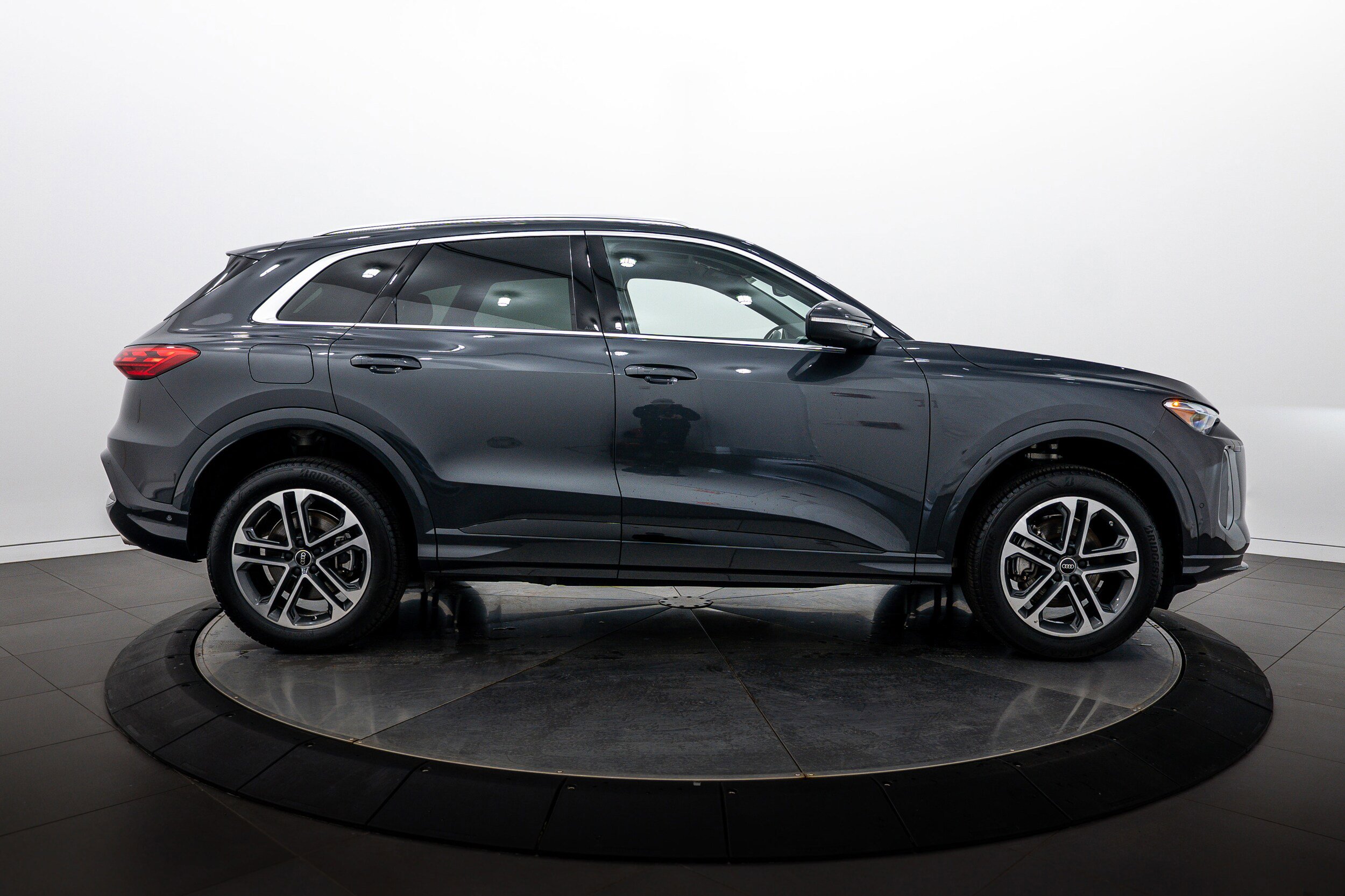 Used 2025 Audi Q5 Premium w/ Convenience Package AWD/4WD image 3