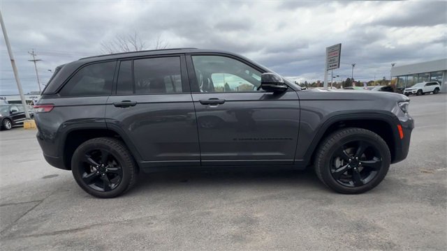 Used 2023 Jeep Grand Cherokee Altitude image 9