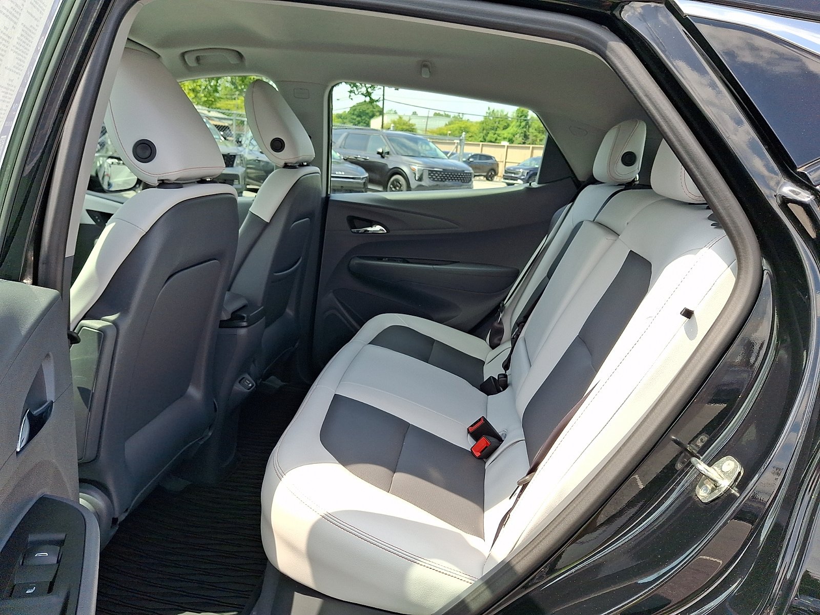 Used 2017 Chevrolet Bolt Premier w/ Driver Confidence II Package FWD image 11