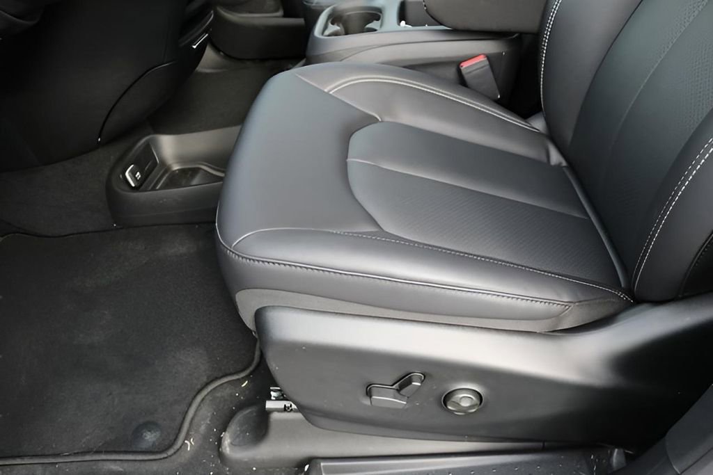 New 2026 Chrysler Pacifica Select image 12