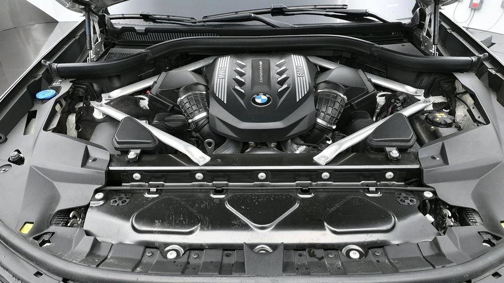 Used 2021 BMW X7 M50i w/ Dynamic Handling Package AWD/4WD image 40