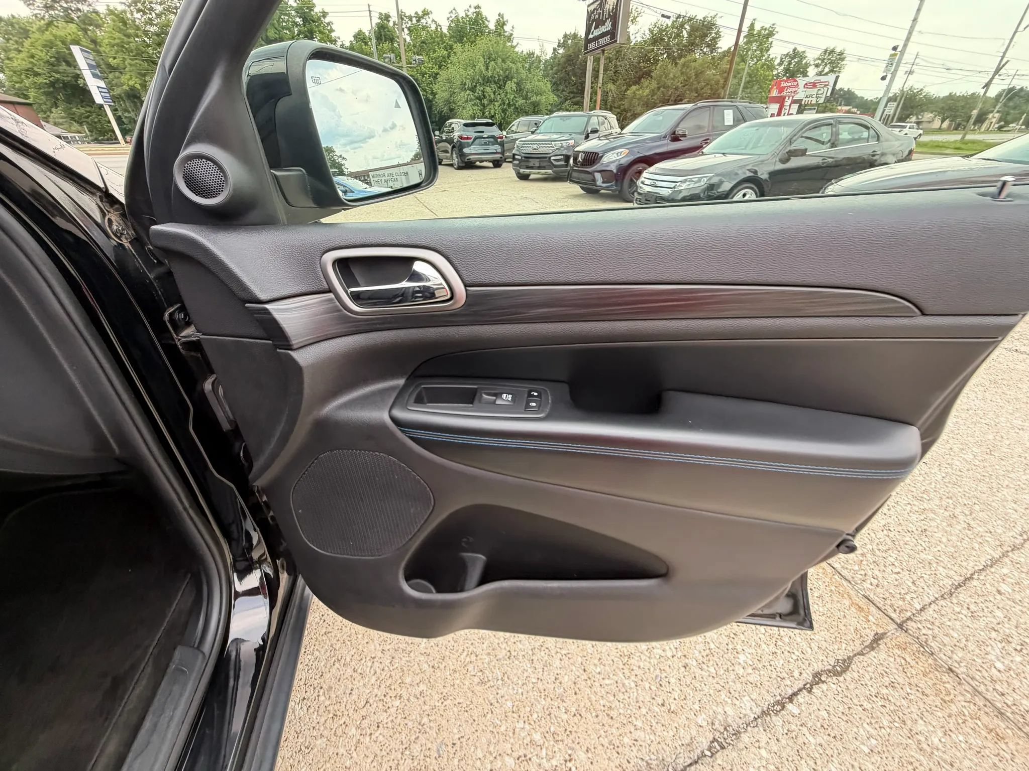 Used 2019 Jeep Grand Cherokee Laredo AWD/4WD image 15
