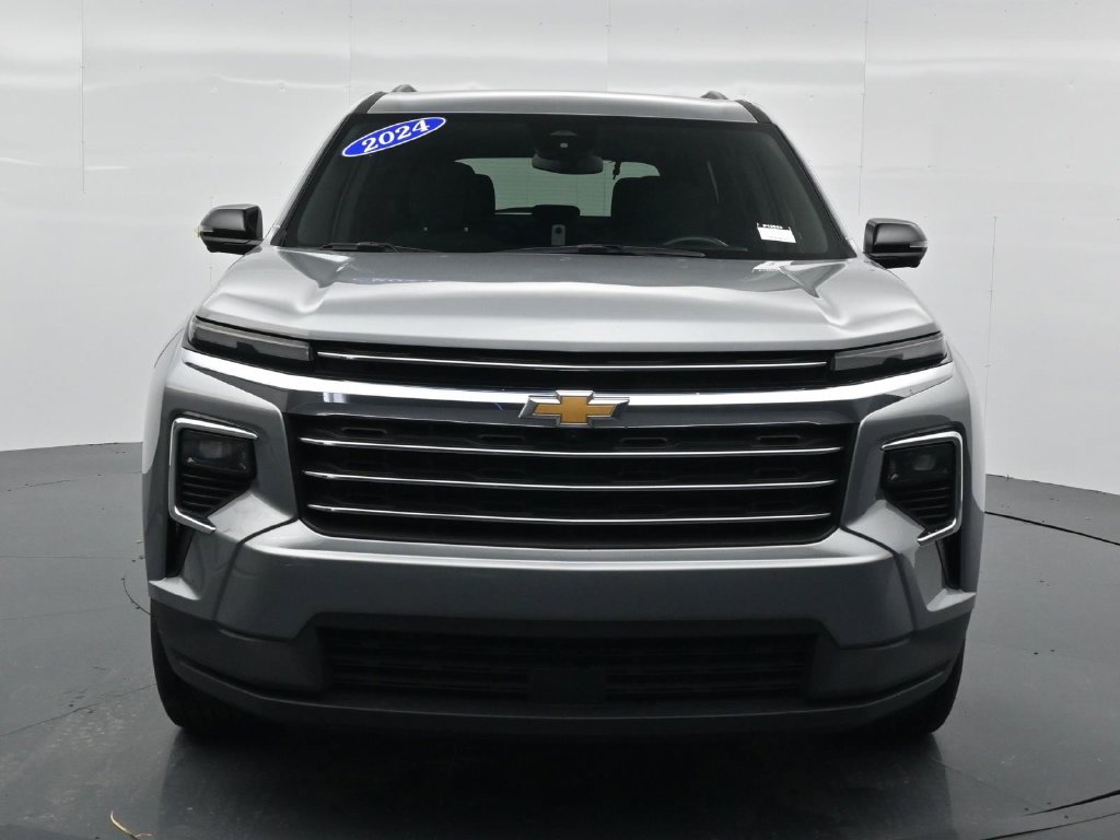 Used 2024 Chevrolet Traverse LT FWD image 2
