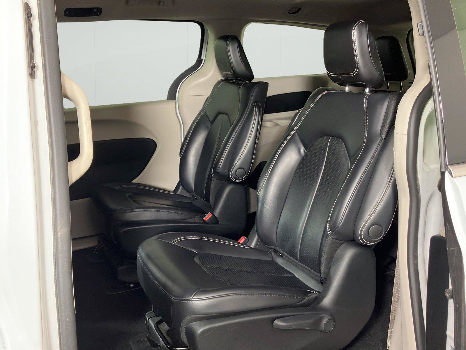 Used 2023 Chrysler Pacifica Touring-L FWD image 10