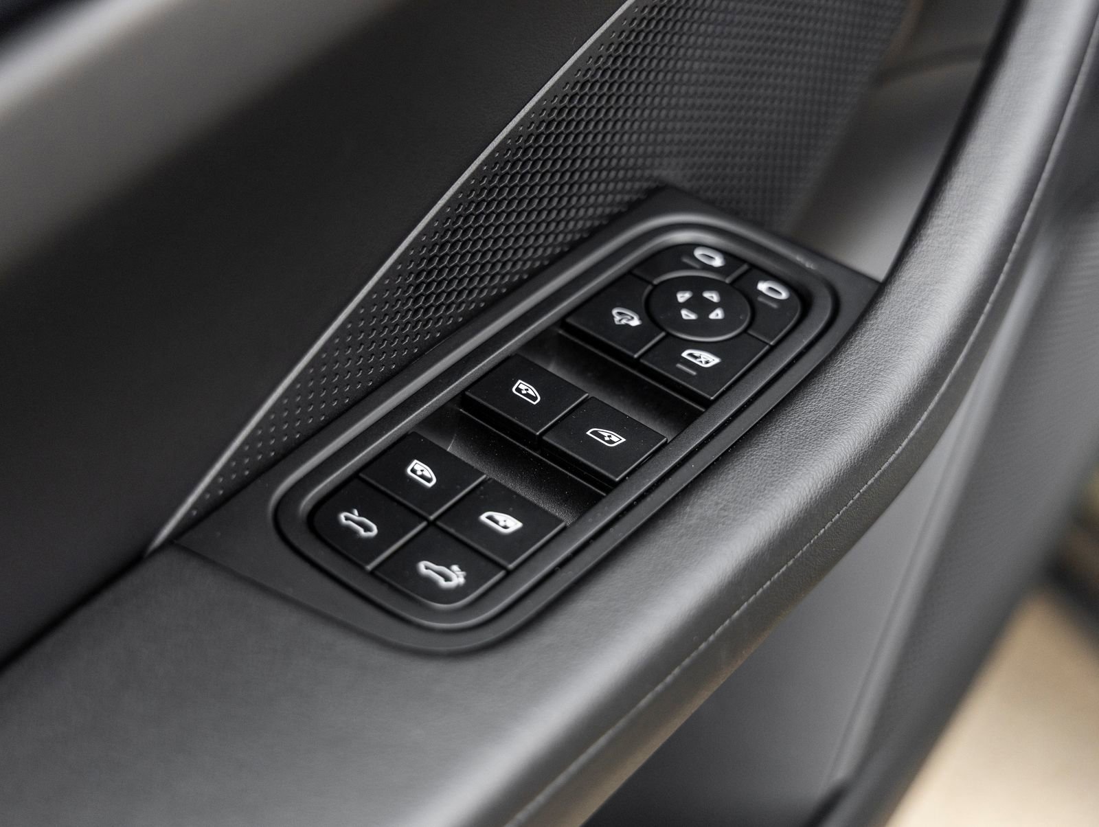 Certified 2025 Porsche Macan 4 Electric image 19