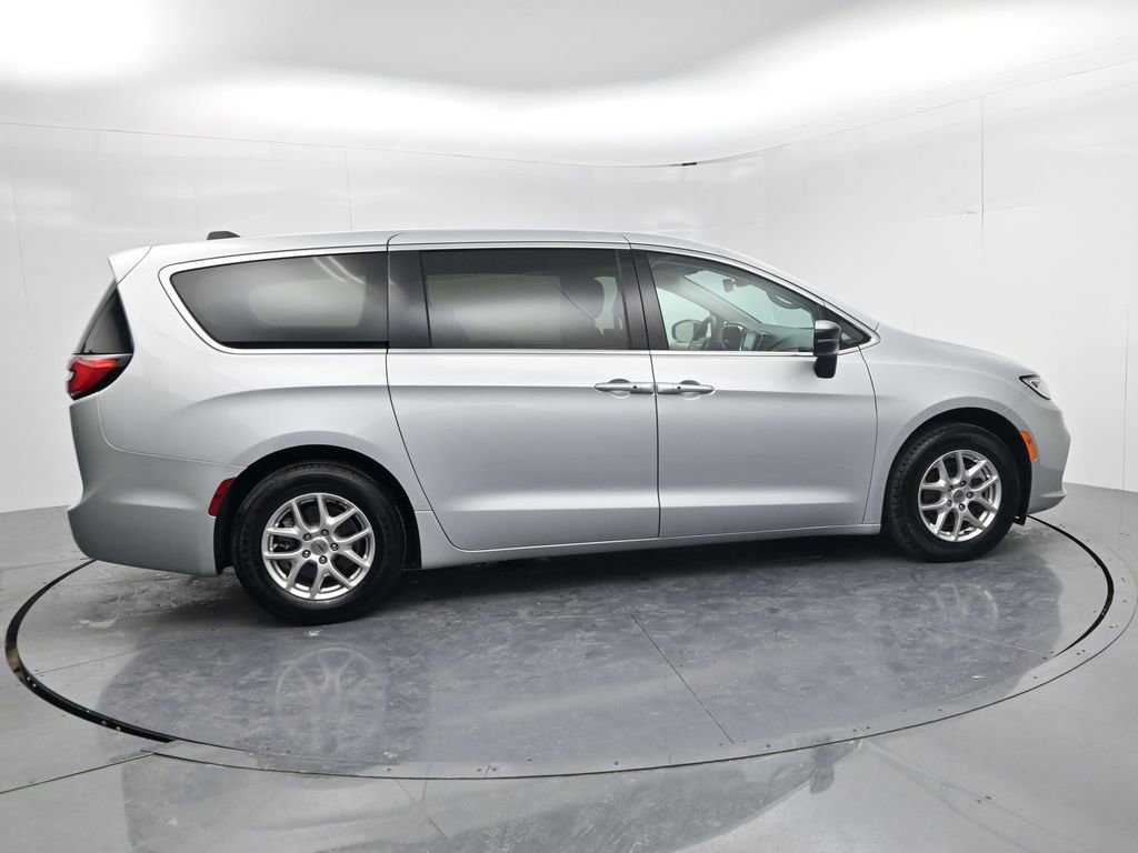 Used 2024 Chrysler Pacifica Touring-L image 8