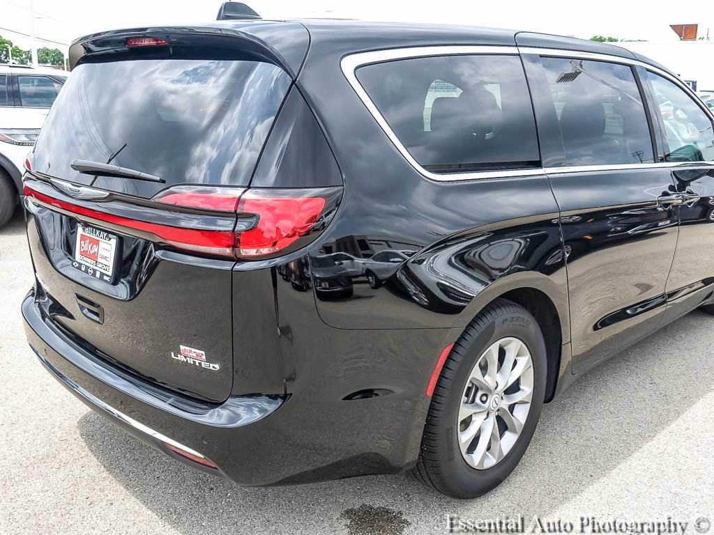 Used 2026 Chrysler Pacifica Limited FWD image 8