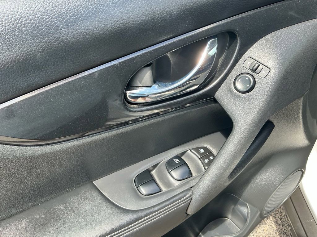 Used 2017 Nissan Rogue SV FWD image 16