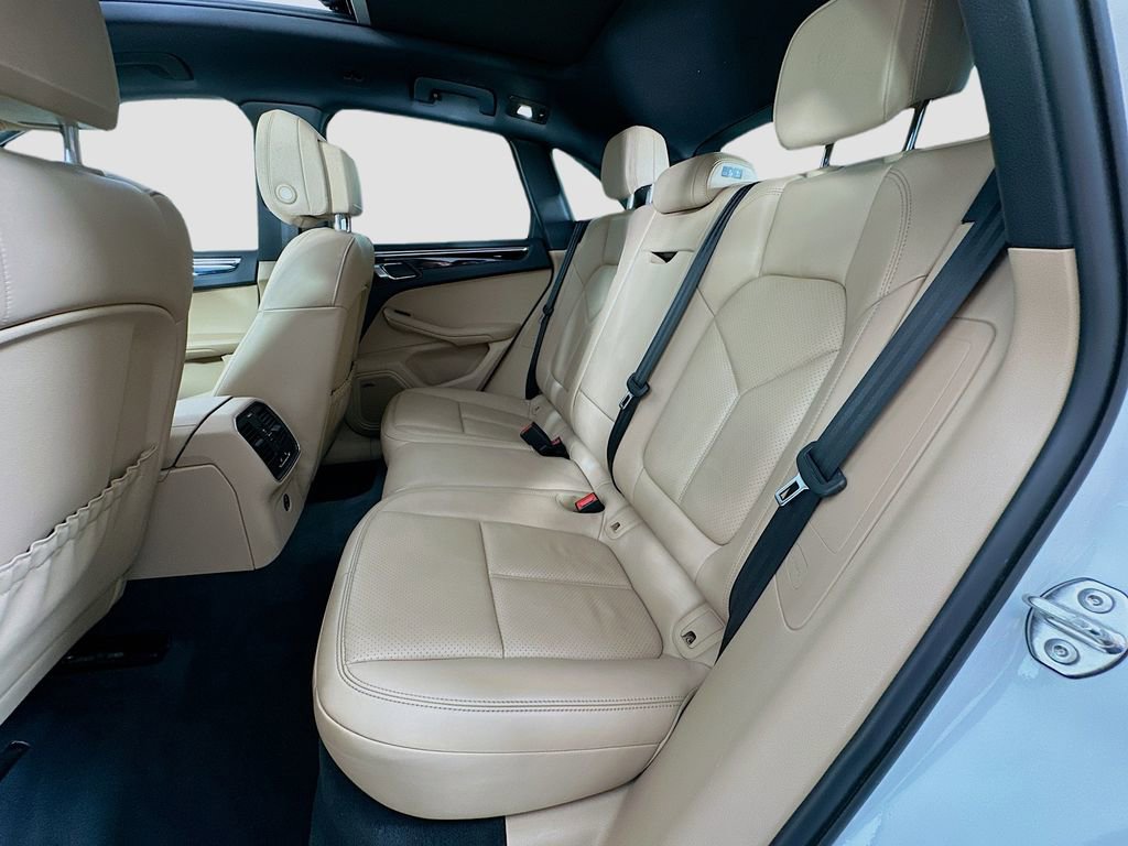 Certified 2024 Porsche Macan AWD/4WD image 24