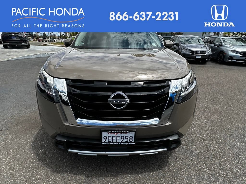 Used 2023 Nissan Pathfinder Platinum FWD image 3
