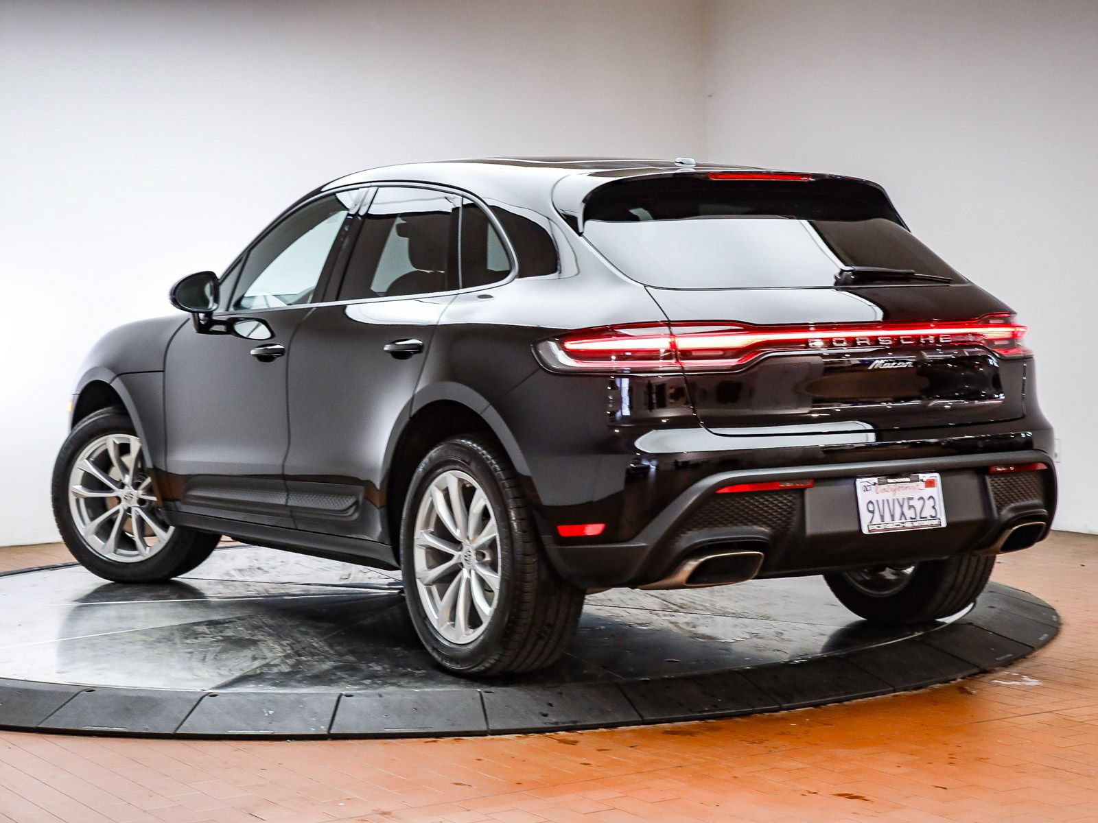 Certified 2026 Porsche Macan AWD/4WD image 3