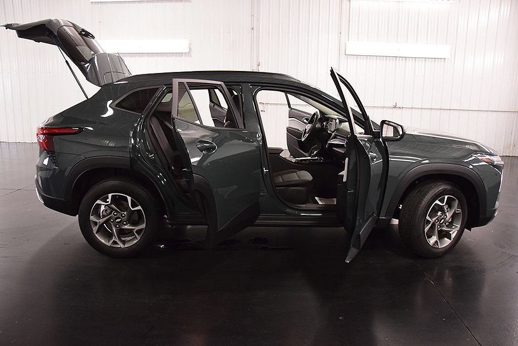 Used 2025 Chevrolet Trax LT w/ Driver Confidence Package FWD image 34