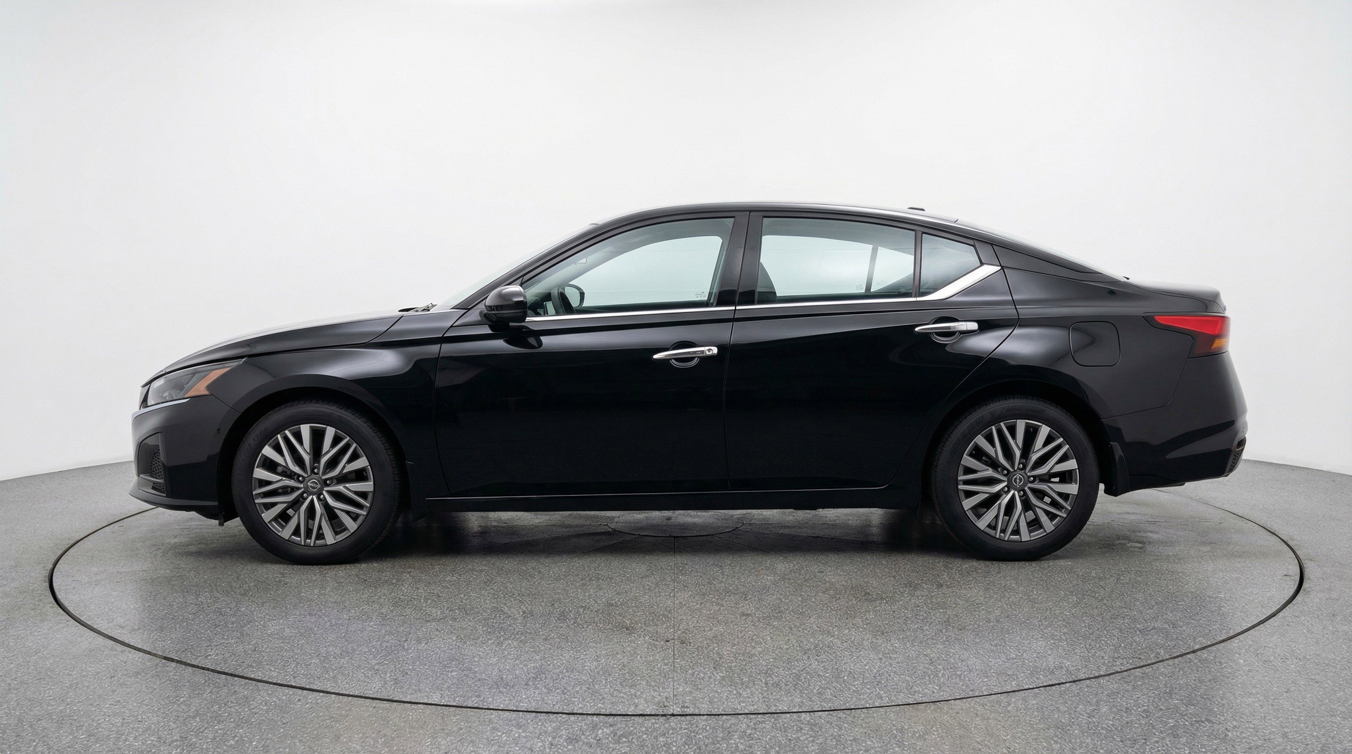 Used 2025 Nissan Altima 2.5 SV image 5