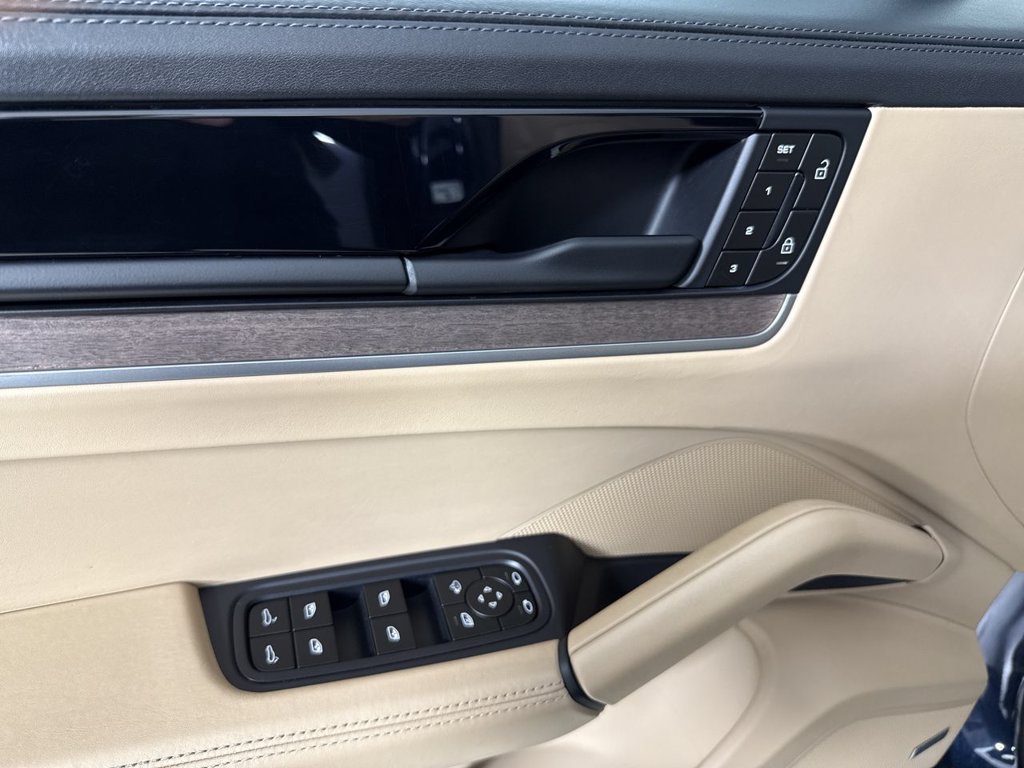 Certified 2024 Porsche Cayenne Coupe AWD/4WD image 33