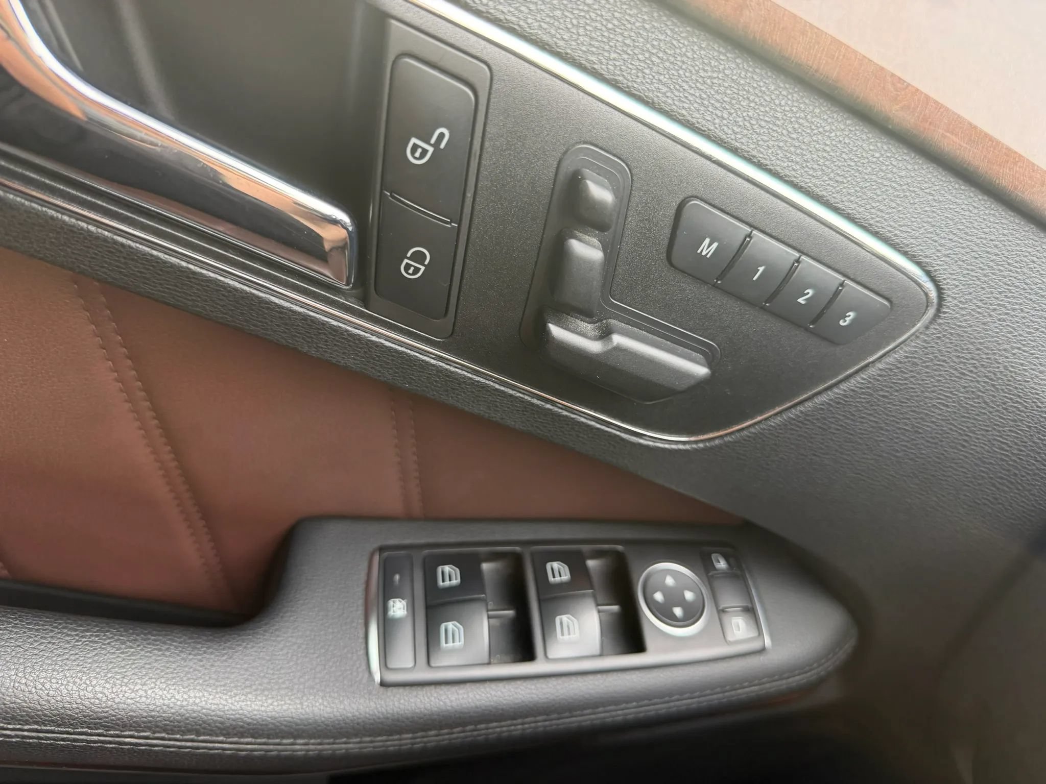 Used 2011 Mercedes-Benz E 550 4MATIC Sedan image 23
