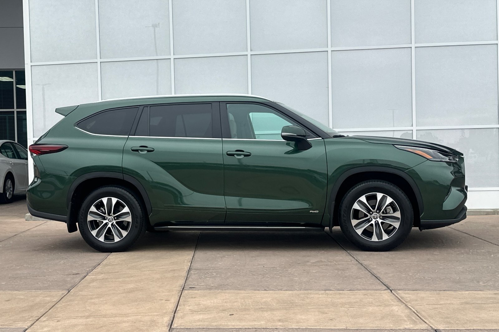 Used 2025 Toyota Highlander XLE AWD/4WD image 3