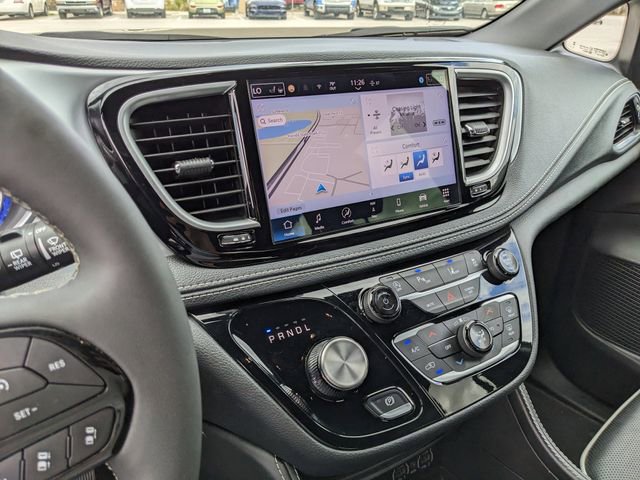 Used 2025 Chrysler Pacifica Limited image 26