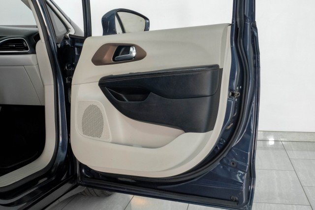 Used 2019 Chrysler Pacifica Touring-L FWD image 51