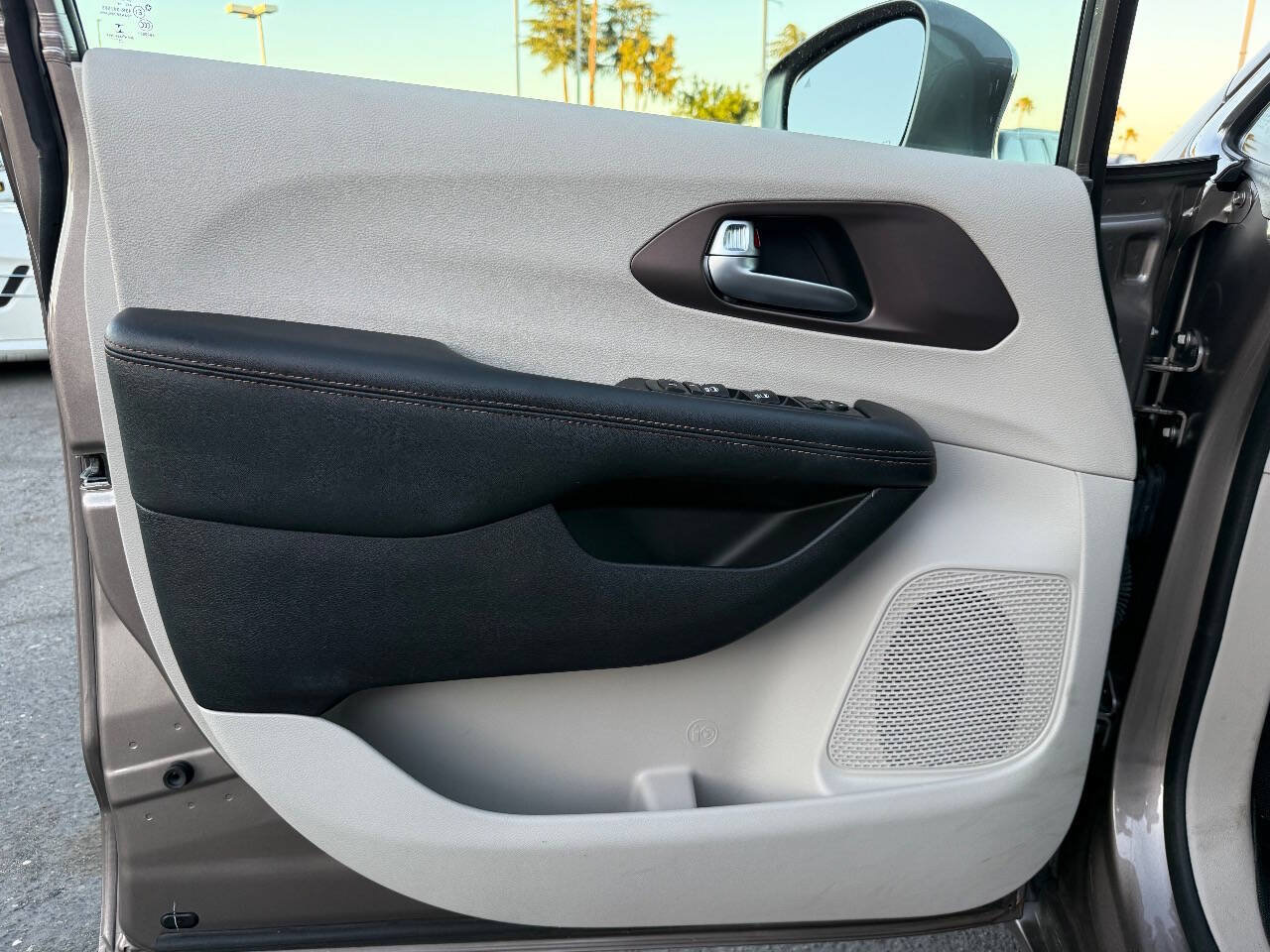 Used 2017 Chrysler Pacifica Touring-L Plus w/ Advanced Safetytec Group FWD image 9