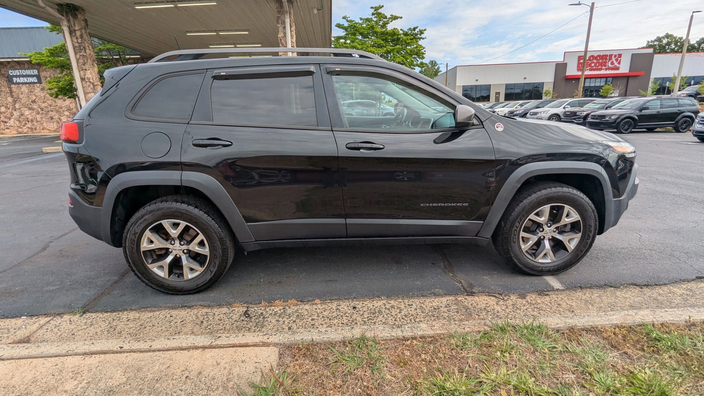 Used 2016 Jeep Cherokee Trailhawk w/ Comfort/Convenience Group AWD/4WD image 8