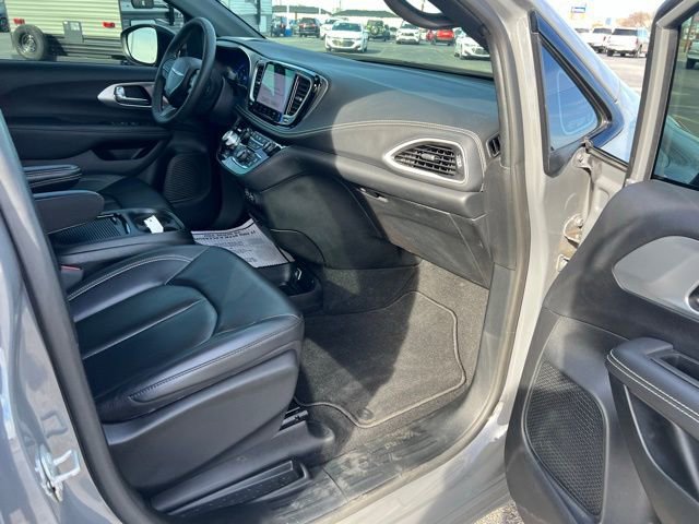 Used 2023 Chrysler Pacifica Touring-L w/ S Appearance Package image 17