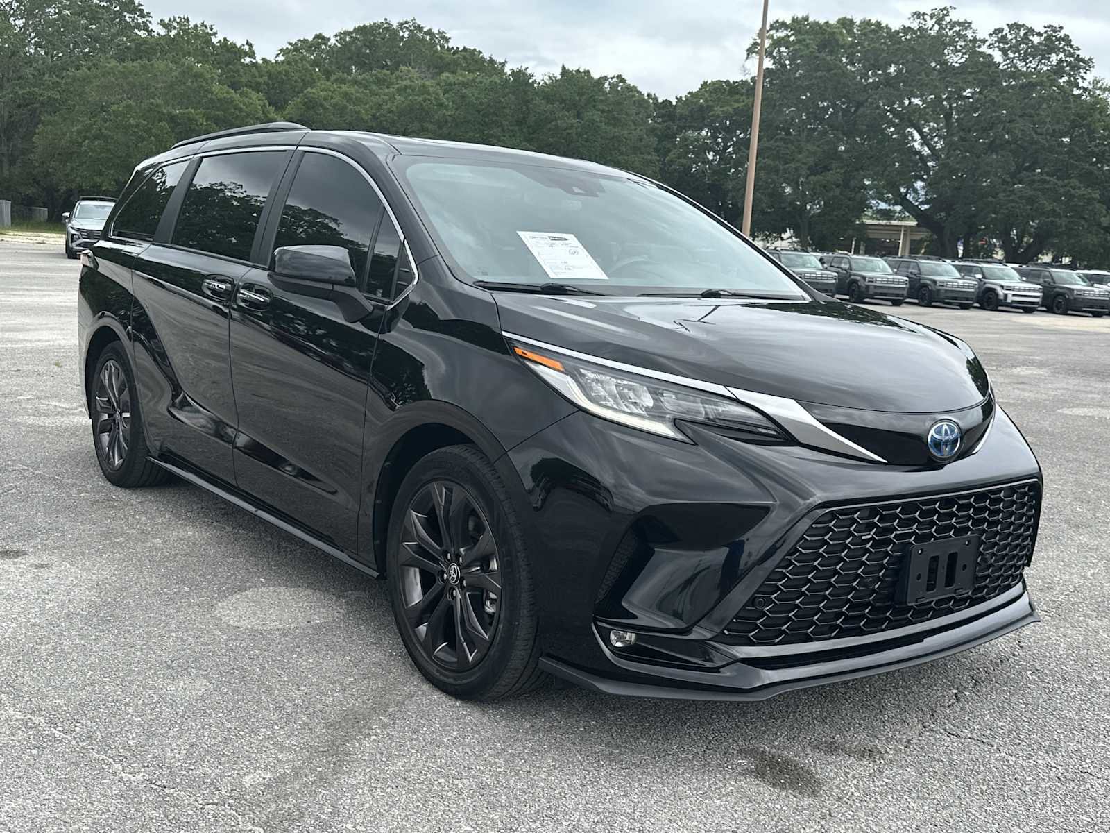 Used 2022 Toyota Sienna XSE FWD image 1