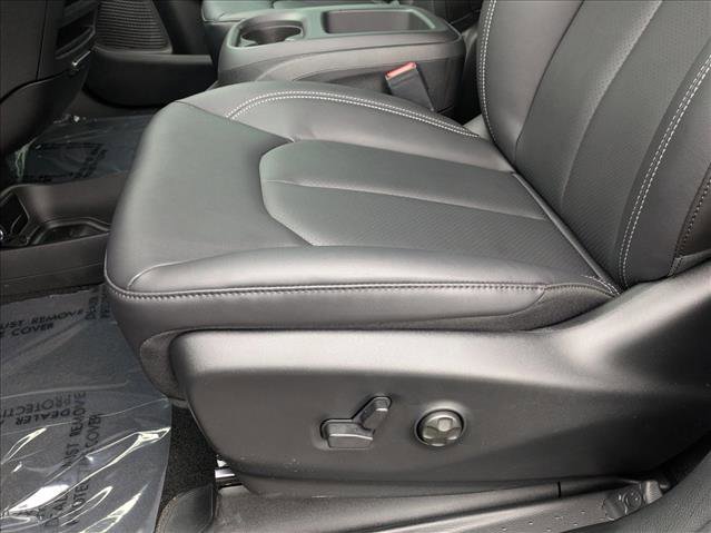New 2026 Chrysler Pacifica Select video 4