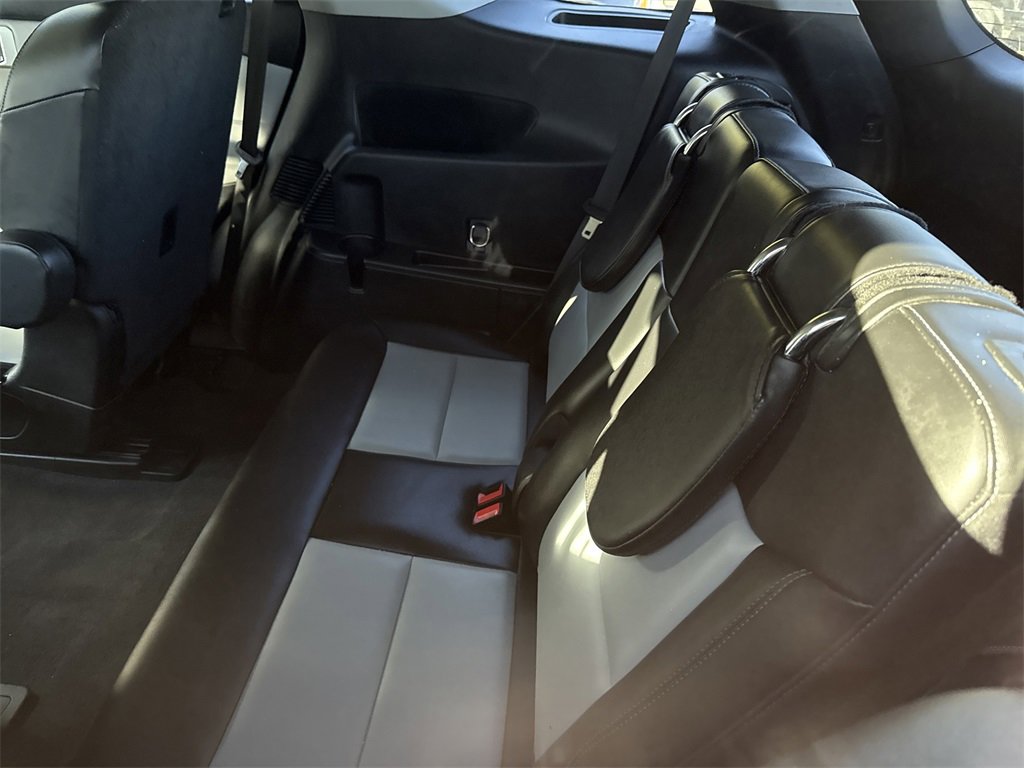 Used 2022 Ford Explorer XLT w/ Equipment Group 202A image 8