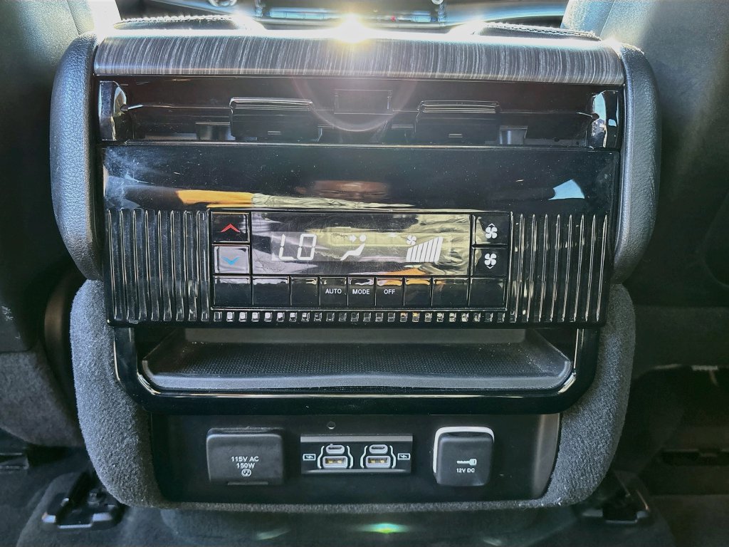 Used 2024 Jeep Wagoneer L Series II AWD/4WD image 26